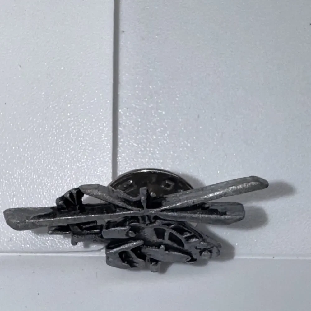 Boeing Apache Helicopter AH-64 Pewter Hat/Lapel/Vest Pin (1-1/8
